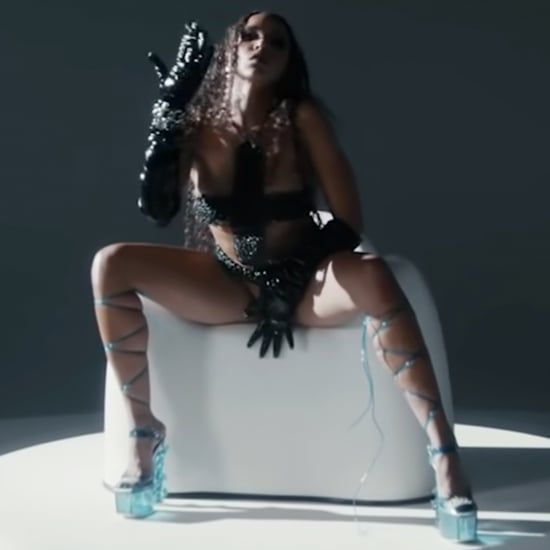 Tinashe的性感链条套装