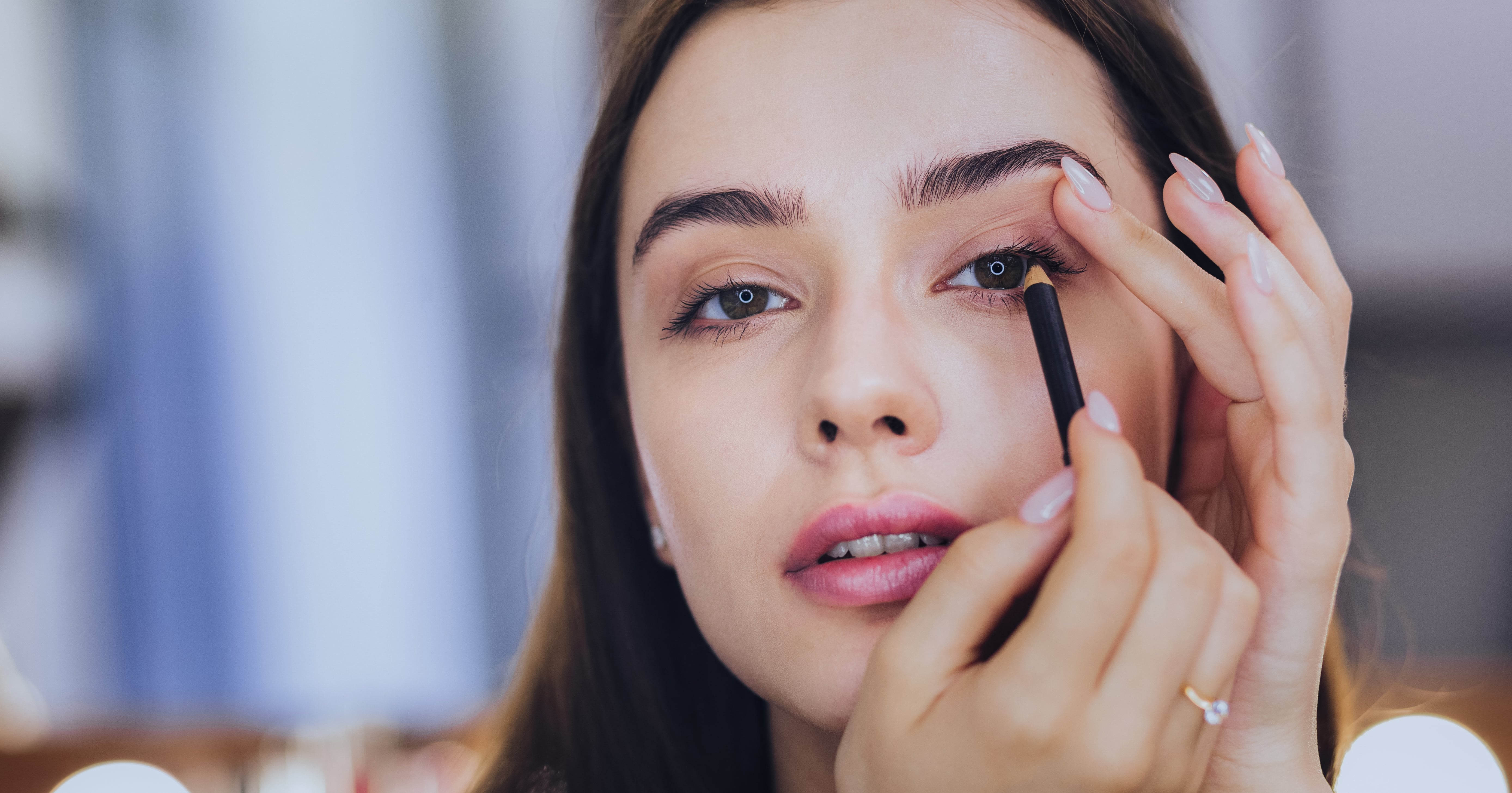 '90s Tightlining is Officially Fall's Hottest Makeup Trend — Here's How to Do It