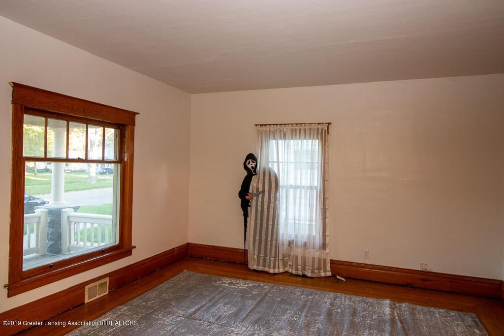 Real Estate Agent Poses as Ghostface in Listing Pictures