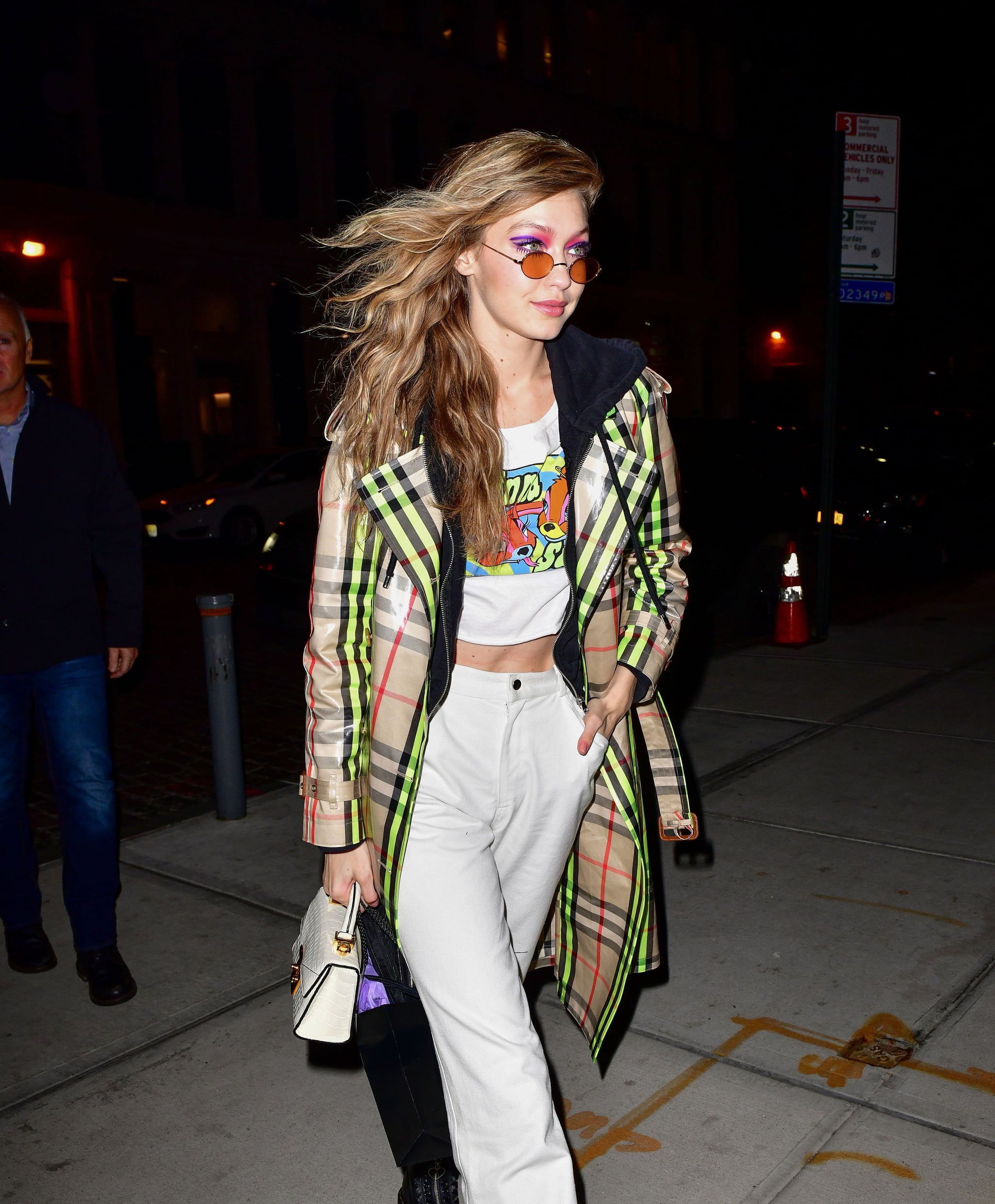 Burberry coat gigi hadid 2025