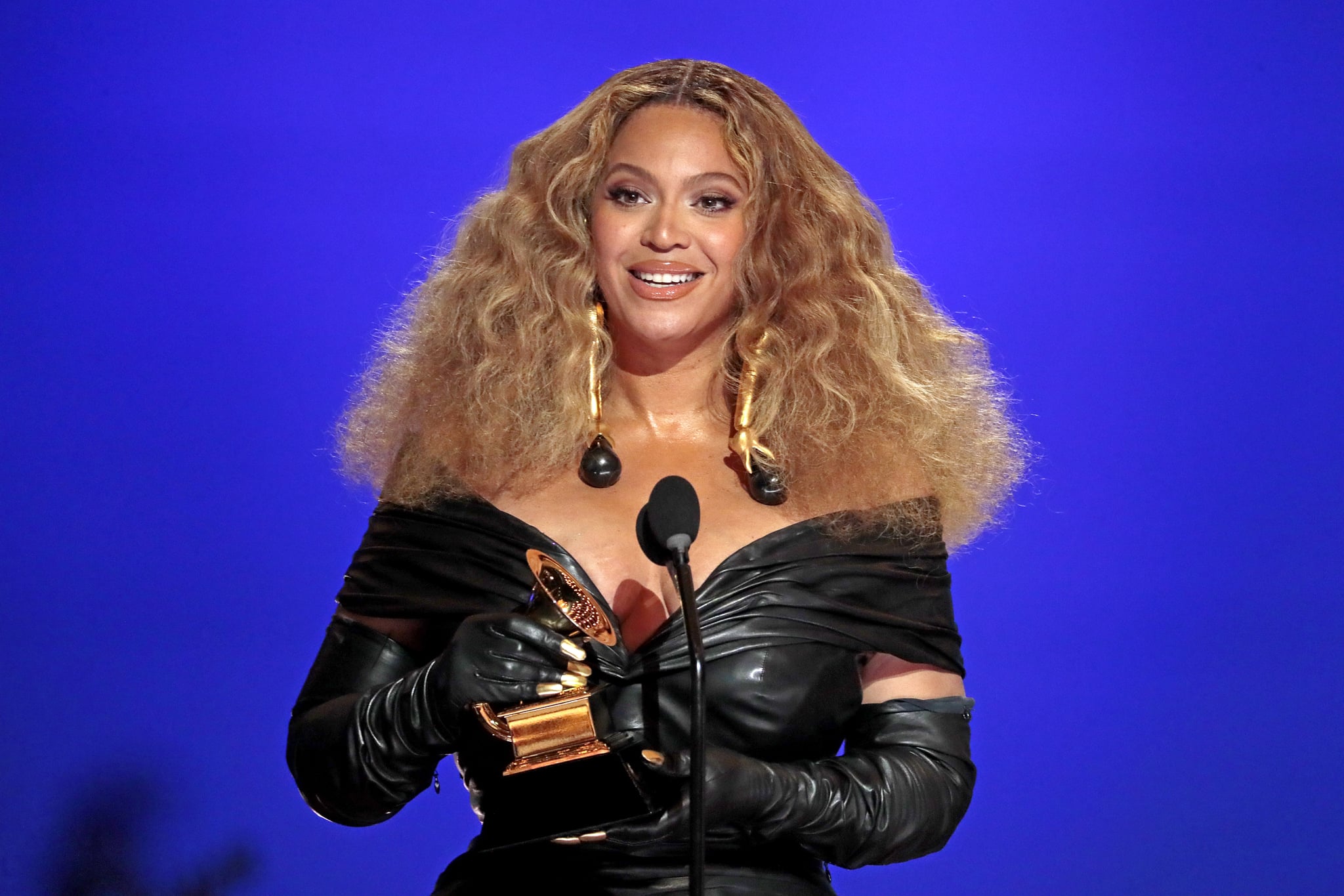 Los Angeles, CA, Sunday, March 14, 2021 - Beyonce makes History with the Best E&B Performance winning 28 Grammys, more that any female or male performer, accepts the award for Best R&B Performance at the 63rd Grammy Award outside Staples Center. (Robert Gauthier/Los Angeles Times via Getty Images)Los Angeles, CA, Sunday, March 14, 2021 - Beyonce makes History with the Best E&B Performance winning 28 Grammys, more that any female or male performer, accepts the award for Best R&B Performance at the 63rd Grammy Award outside Staples Center. (Robert Gauthier/Los Angeles Times via Getty Images)