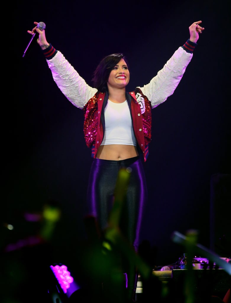 Demi Lovato's Abs Pictures