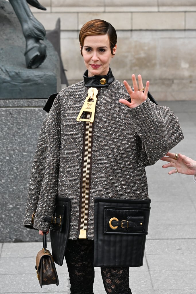 莎拉·保尔森在巴黎时装周的超大的拉链