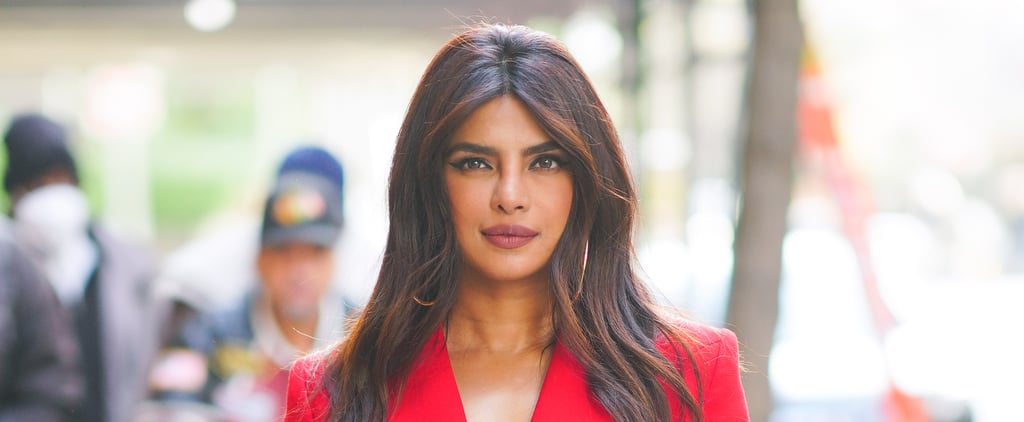 Priyanka Chopra在朋友的婚礼上穿深v红色连衣裙