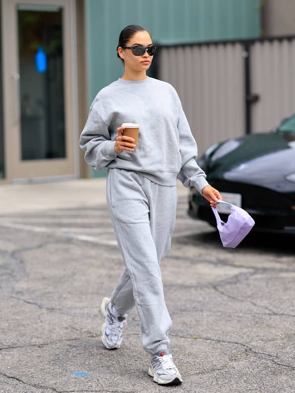 What Goes With Grey Sweatpants Womens? – solowomen
