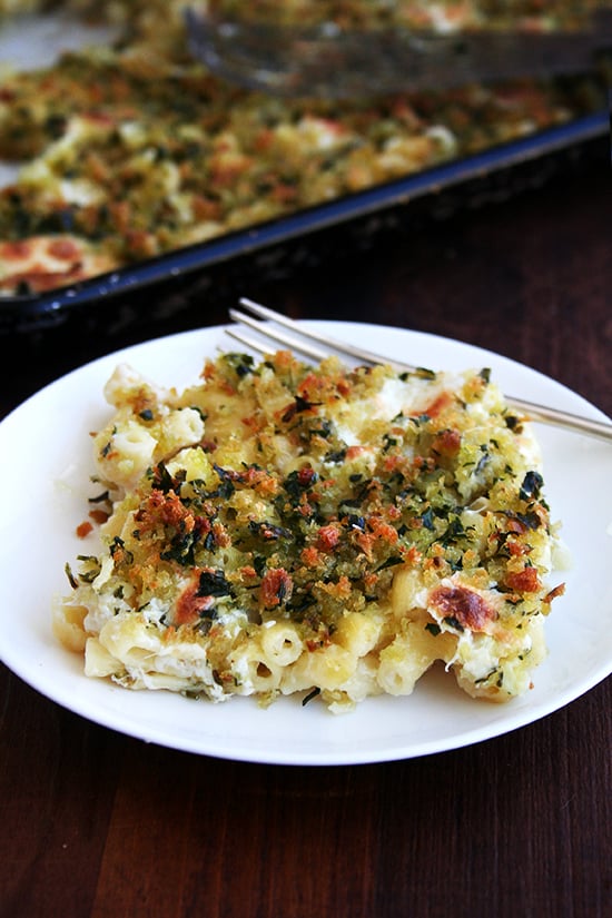 Sheet Pan Mac and Cheese With Garlic-Parsley Breadcrumbs