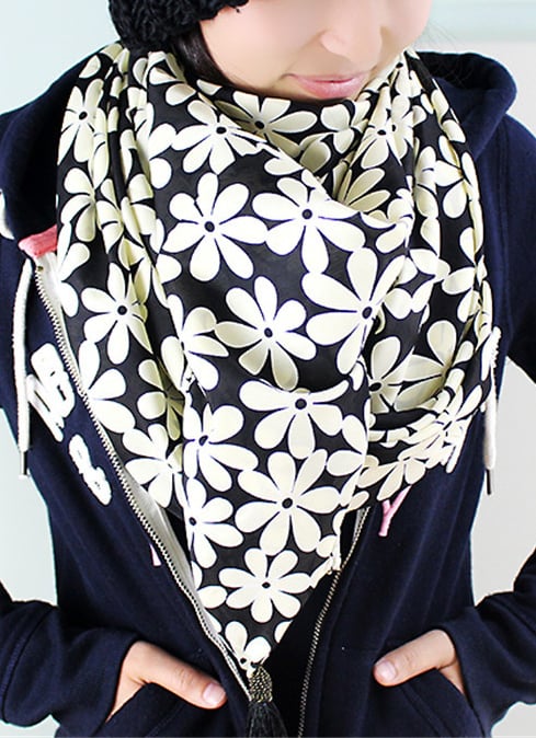 Romwe Tassel Floral Print Black Scarf