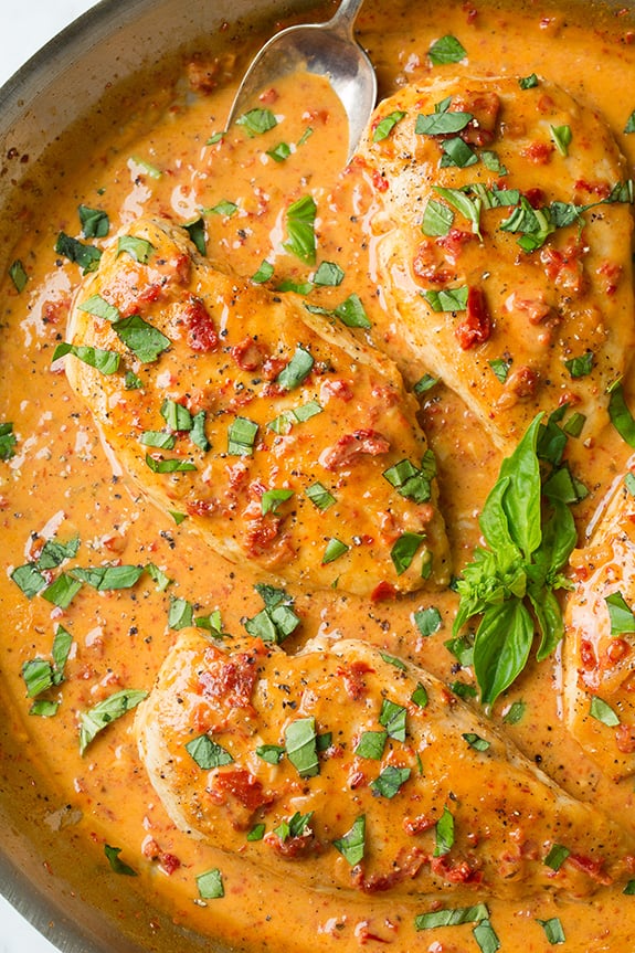 Skillet Chicken With Creamy Sun-Dried Tomato Sauce | Garlicky Chicken ...