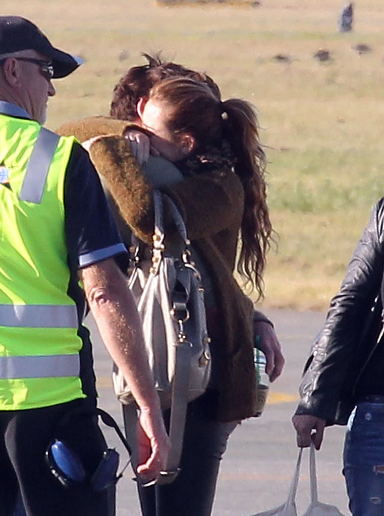 麦莉·赛勒斯和利亚姆•海默在机场拥抱在布里斯班澳大利亚,2011年6月。
