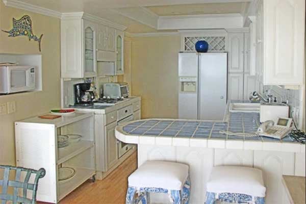 The pastel-hued kitchen has a decidedly beachy vibe.