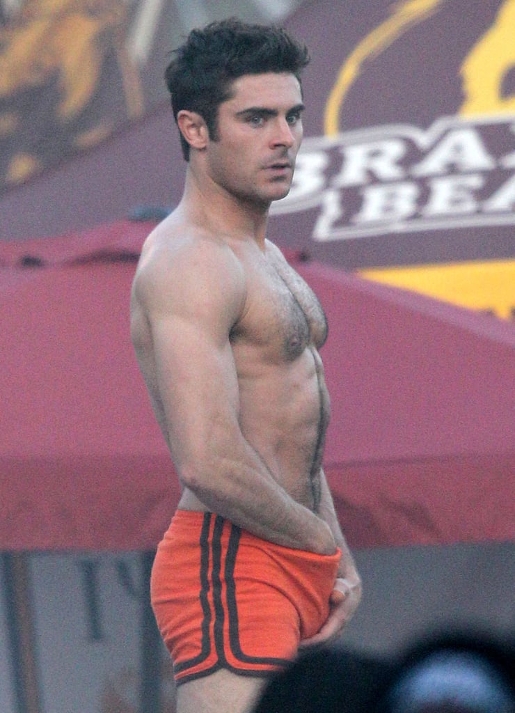 Zac Efron Grabbing His Bulge On The Set Of Neighbors 2 Popsugar Celebrity 6740