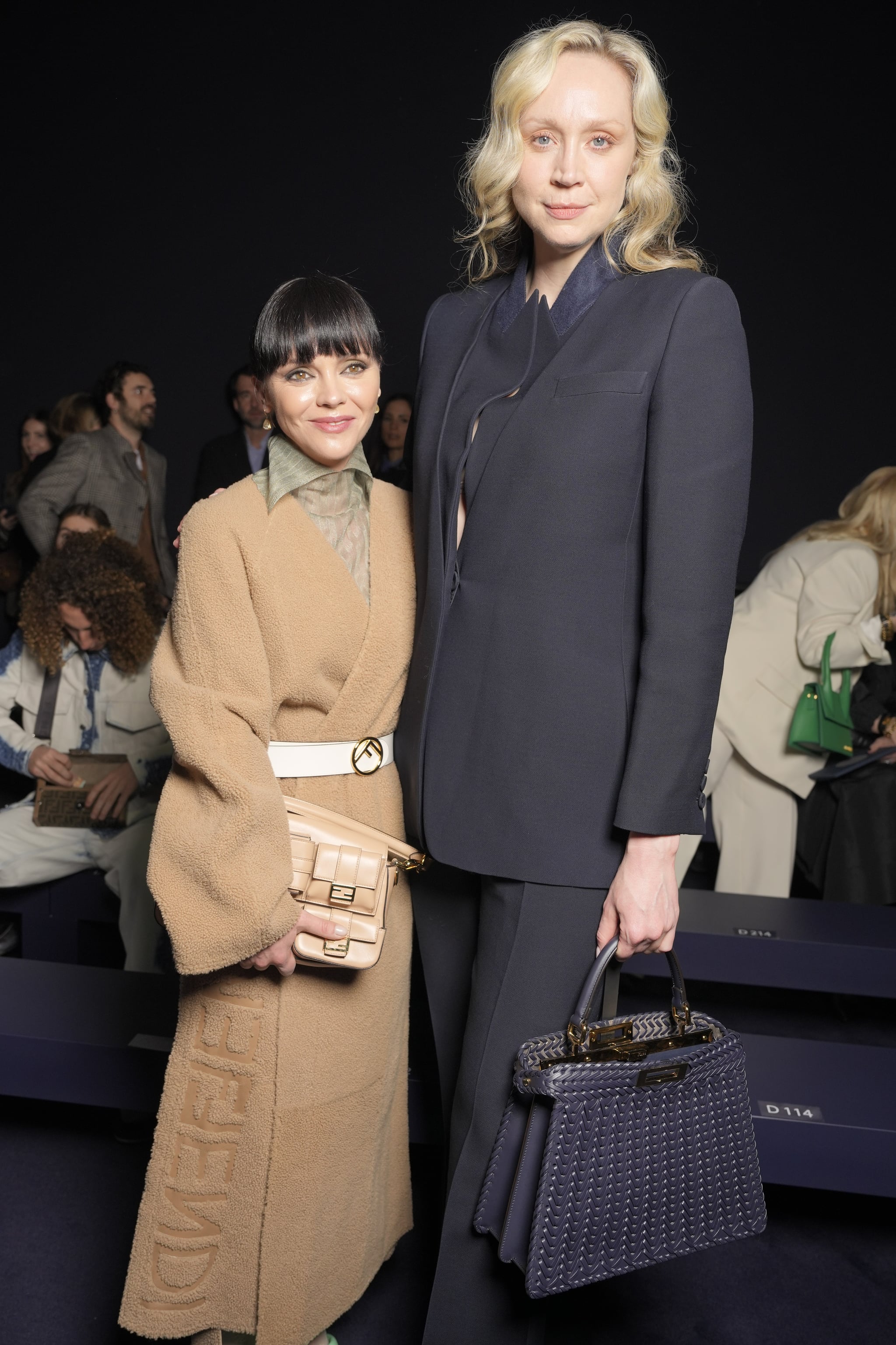 2023年2月22日，在意大利米兰的Fendi展厅，Christina RIcci和Gwendoline Christie在Fendi 2023秋季时装秀的前排。(图片来源:Swan Gallet/WWD via Getty Images)
