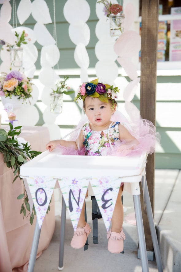 Getting ready to eat your first birthday cake doesn’t get much more stylish than this! The O-N-E banner from The Lovely Ave was a great item to throw on the birthday girl’s high chair! Time to dig in!