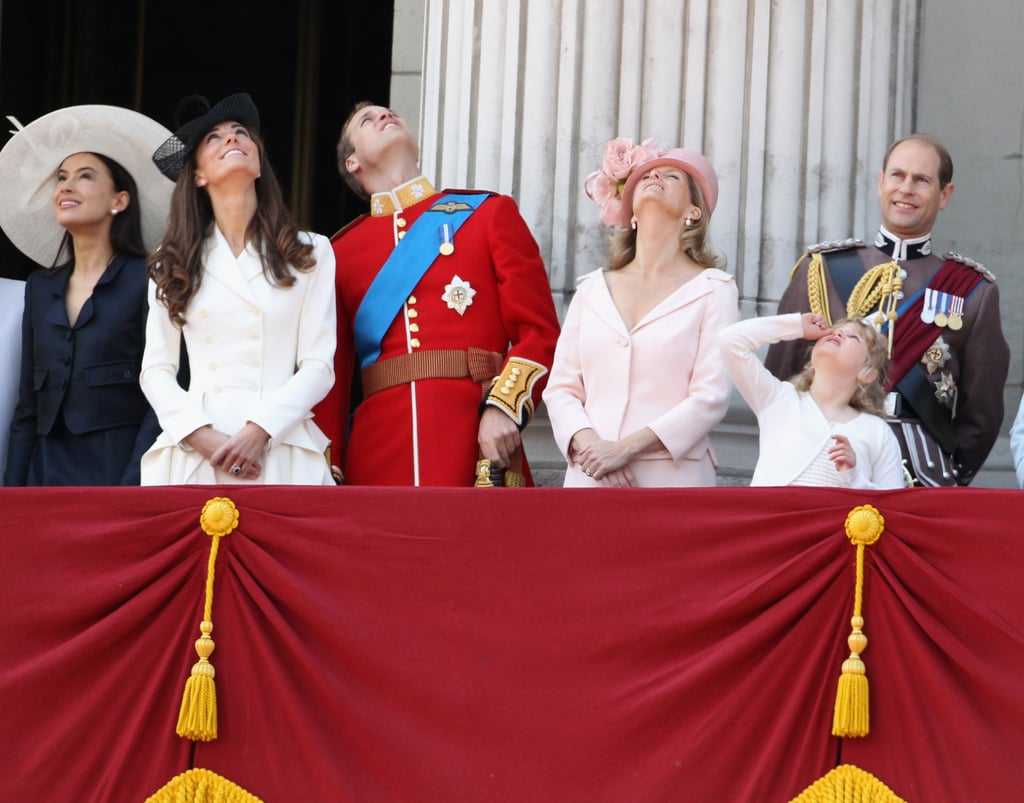 上图:弗雷德里克·温莎夫人;凯特•米德尔顿;威廉王子;索菲娅,威塞克斯伯爵夫人;路易斯·温莎夫人;和爱德华王子。