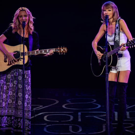 Taylor Swift and Lisa Kudrow Sing "Smelly Cat" | Video