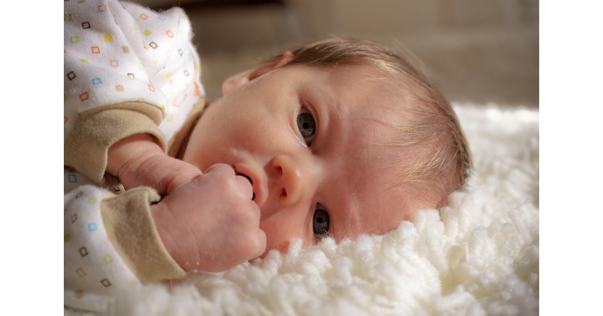 Почему у новорожденных слюни. Слюнявый младенец. Уголок для слюней малышам фото. Почему слюнявится ребенок двухмесячный. Слюни у младенца 1 месяц пузырями как пена.