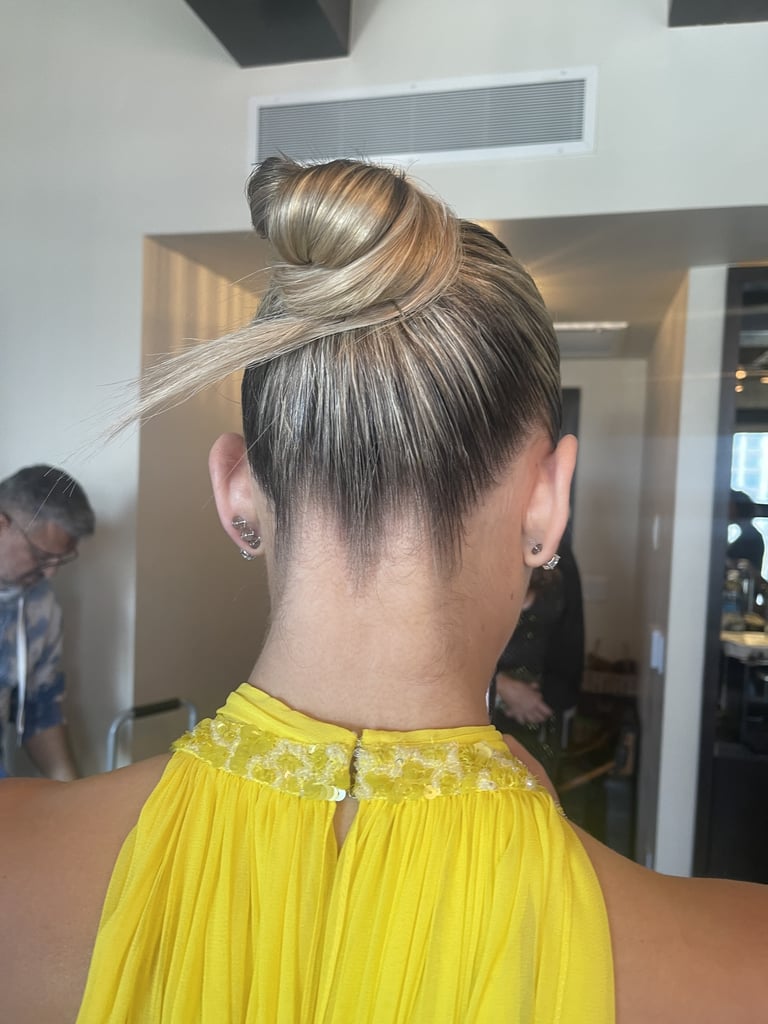 Kelsea Ballerini在2023年格莱美颁奖典礼上的圆髻发型