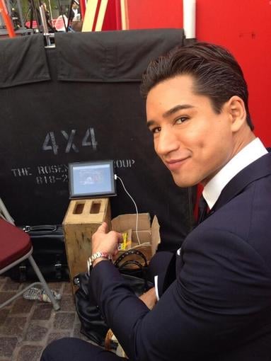 Mario Lopez watched some football on his iPad while on the Golden Globes red carpet.
Source: Twitter user MarioLopezExtra