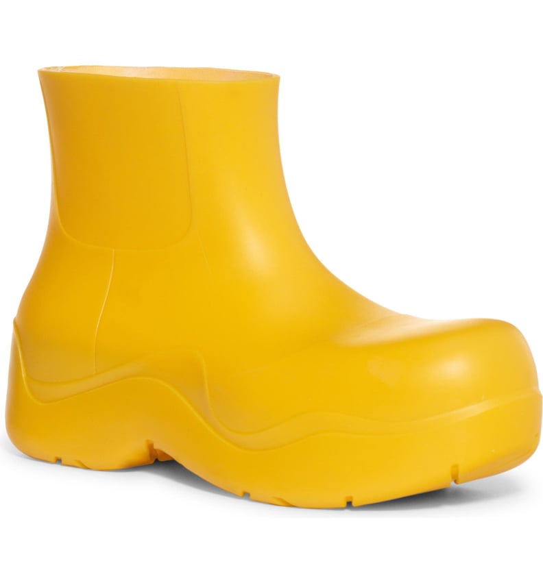 在趋势雨靴:Bottega Veneta水坑防水切尔西雨鞋