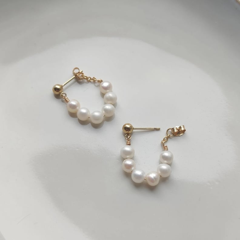 对于一些珍珠行动:Yetti设计14 k黄金串珠珍珠耳环