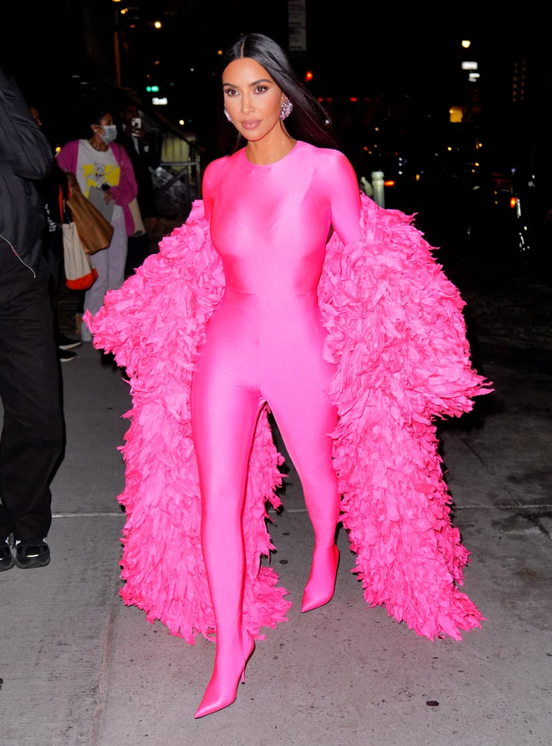 金·卡戴珊穿着粉红色的巴黎世家连衣裤