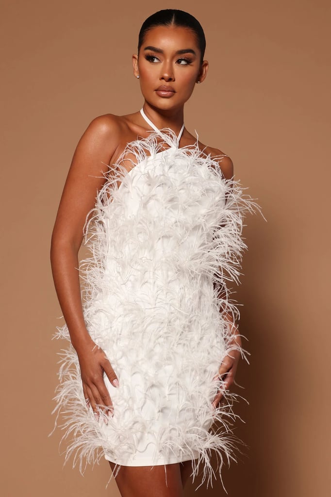 在白色羽毛Fashionnova感觉昂贵的超短连衣裙(105美元,最初150美元)