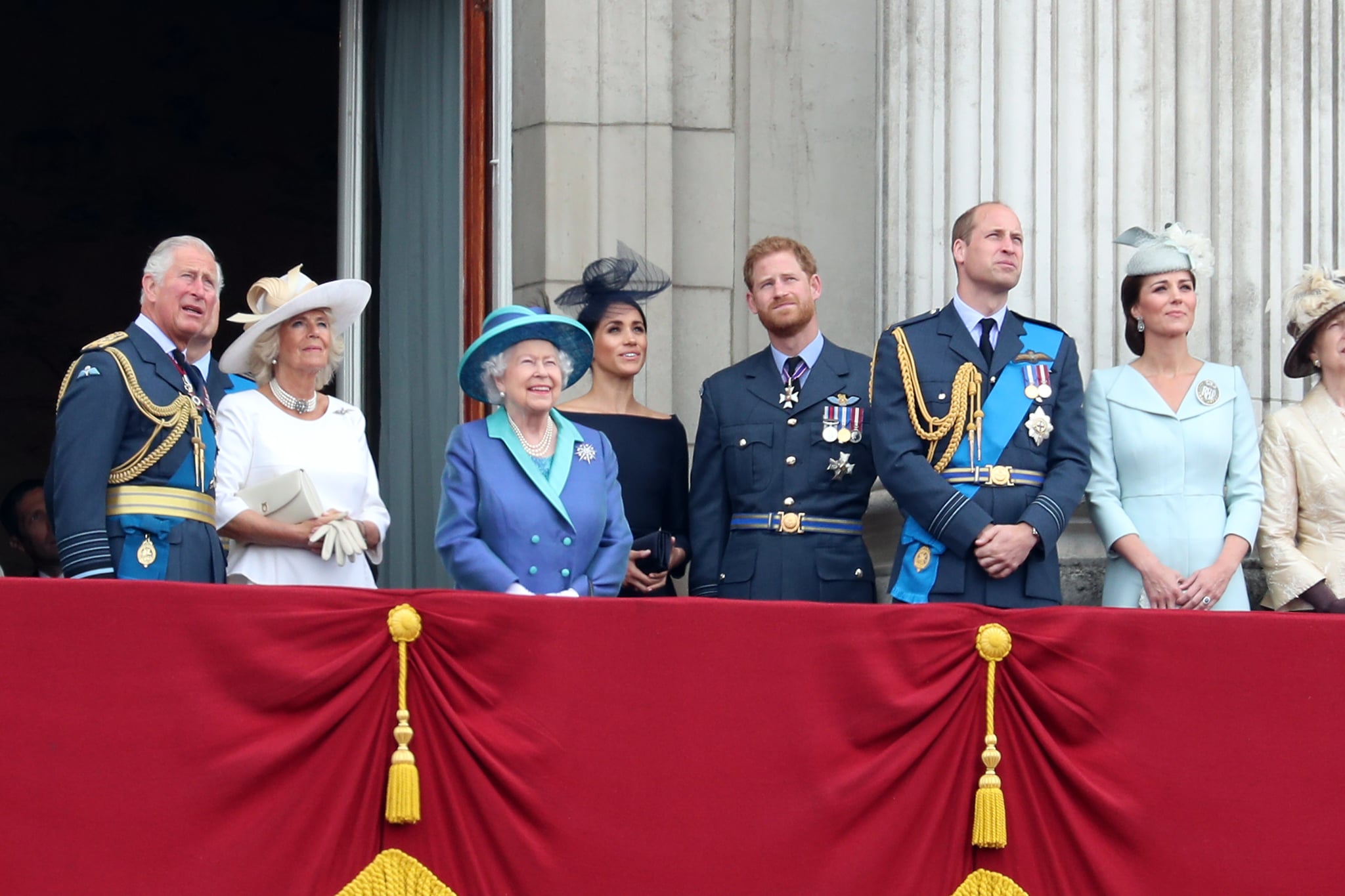 LONDON, ENGLAND - JULY 10:  (L-R) Prince Charles, Prince of Wales, Camilla, Duchess of Cornwall, Queen Elizabeth II, Meghan, Duchess of Sussex, Prince Harry, Duke of Sussex, Prince William, Duke of Cambridge, Catherine, Duchess of Cambridge watch the RAF flypast on the balcony of Buckingham Palace, as members of the Royal Family attend events to mark the centenary of the RAF on July 10, 2018 in London, England.  (Photo by Neil Mockford/GC Images)