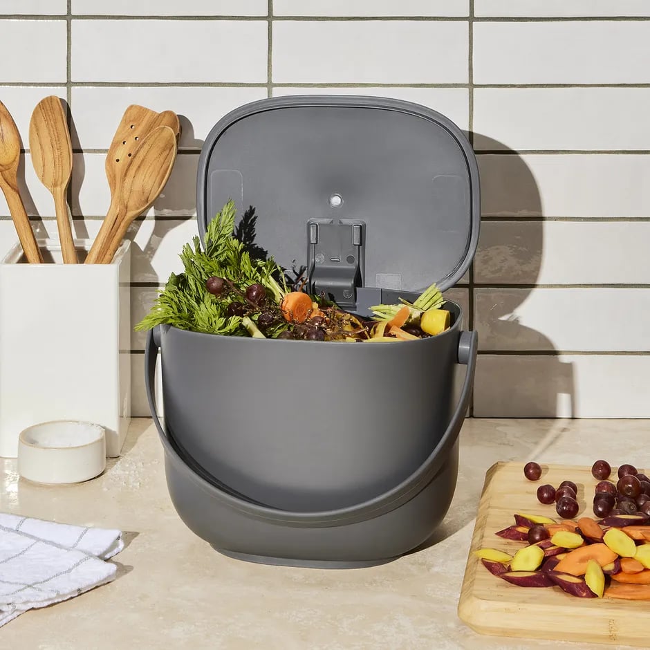 A Sustainable Trash: Five Two Down-to-Earth Compost Bin