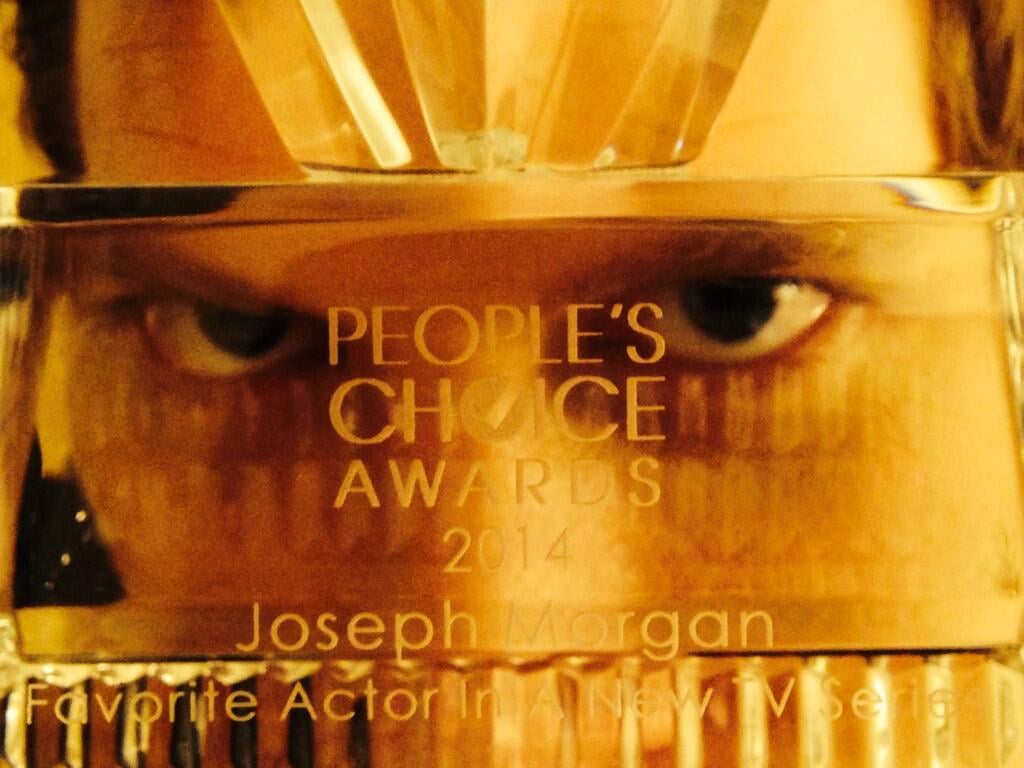 The Originals star Joseph Morgan won favorite actor in a new TV series and showed off his award in a creepy yet sexy way.
Source: Twitter user josephmorgan