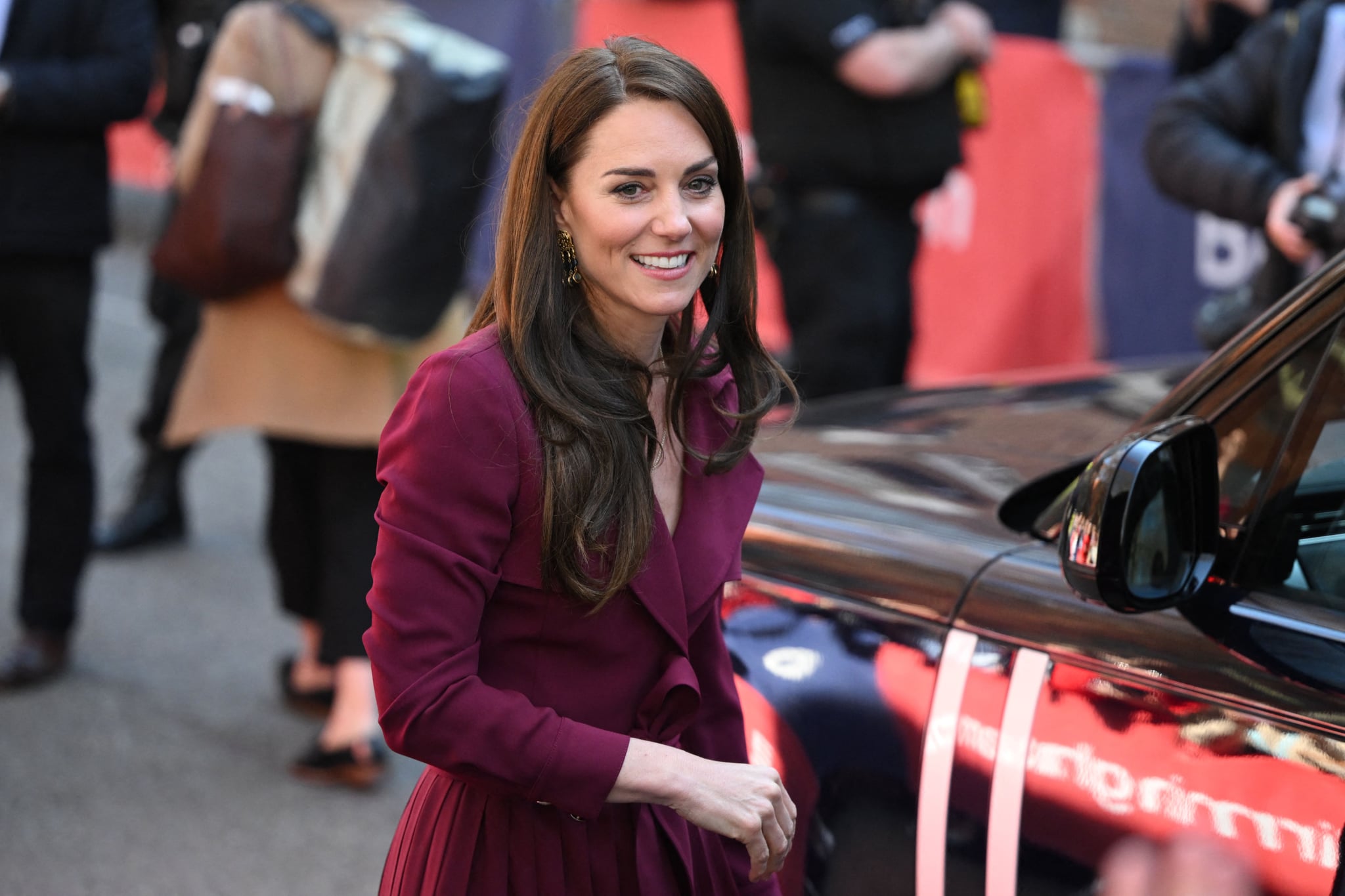 英国的凯瑟琳,威尔士王妃微笑当她离开公众访问伯明翰期间4月20日,2023年。(图片由国王学院/法新社)(图片由国王学院/法新社通过盖蒂图片社)