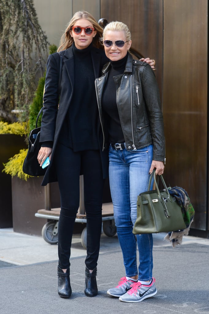 اختارت كلّ من جيجي ويولاندا الدنيم، والقمصان السوداء ذات الياقة العالية، والنظارات الشمسيّة أثناء ظهورهما خارجاً في نيويورك عام 2014.