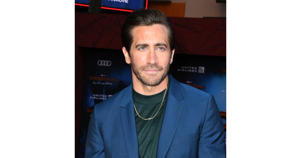 Jake gyllenhaal discount gold necklace