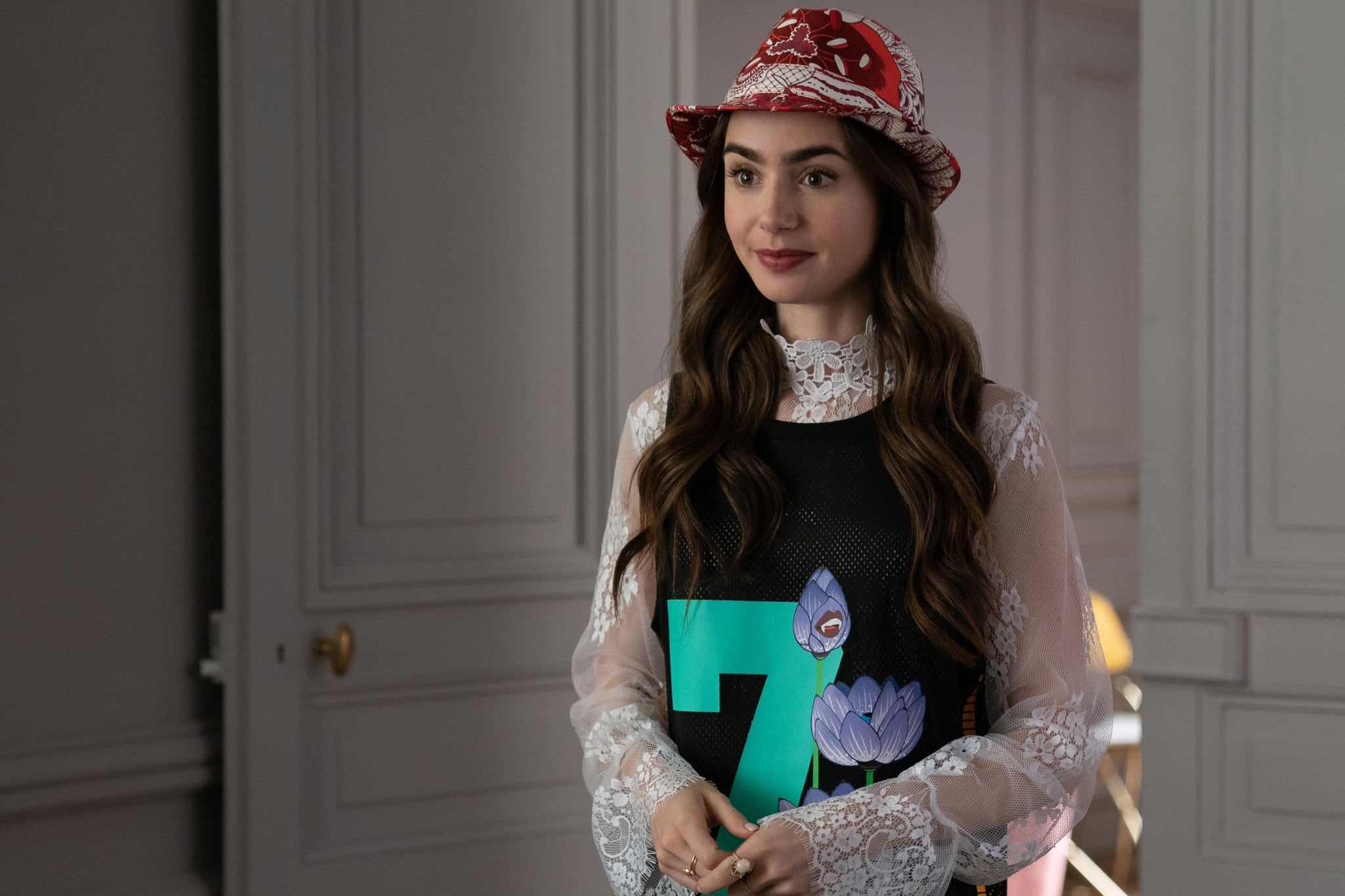 EMILY IN PARIS, Lily Collins, (Season 1, ep. 104, aired Oct. 2, 2020). photo: Stephanie Branchu / Netflix / Courtesy Everett Collection