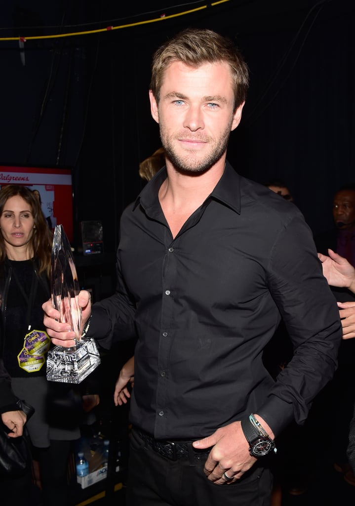 Chris Hemsworth looked superhot while posing with his award.