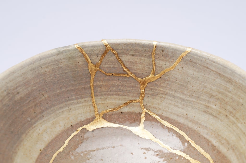 "Kintsugi" Nails: What to Know About the Nail-Art Trend "Kintsugi" Nails: What to Know About the Nail-Art Trend