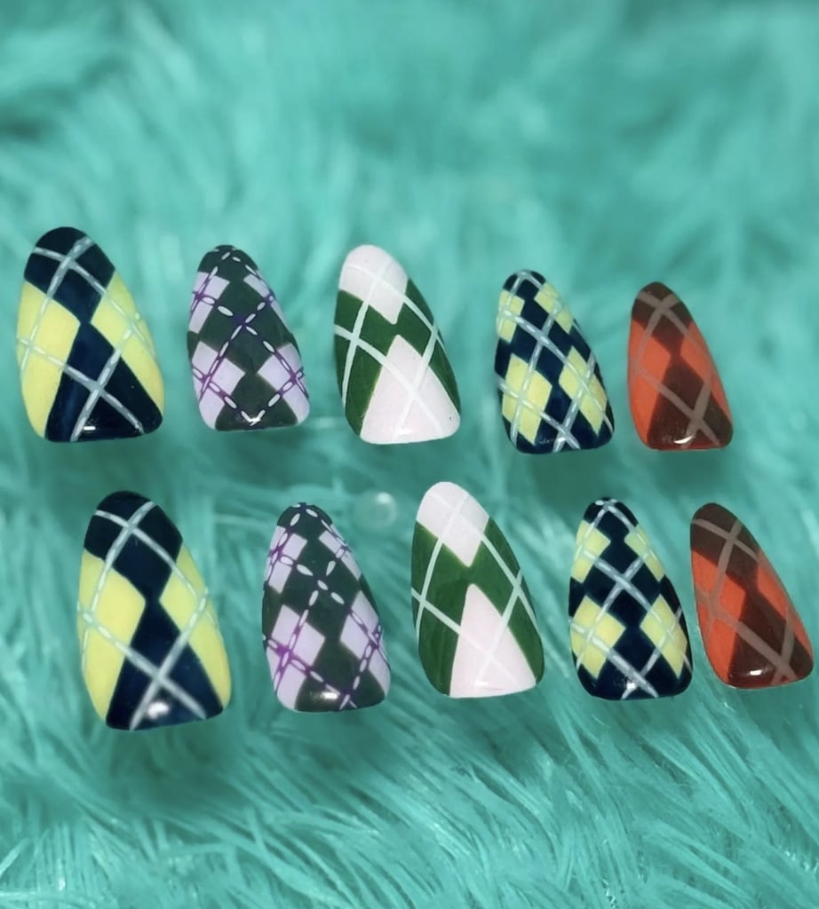 B.Clawed Argyle Nails