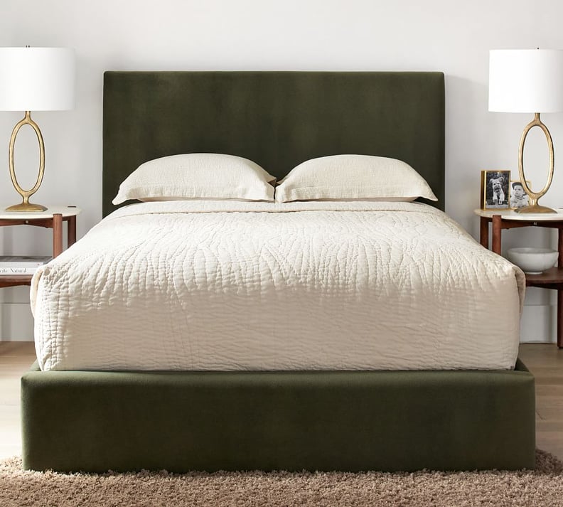 一个绿色的床框架:罗利广场软垫床低平台