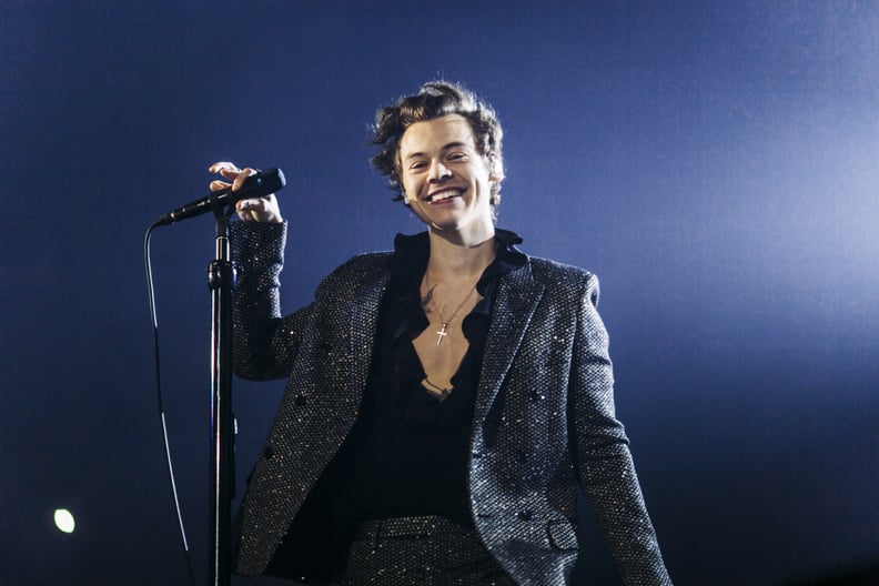 哈利风格穿着他的十字架项链在2018年在巴黎举行的一场音乐会