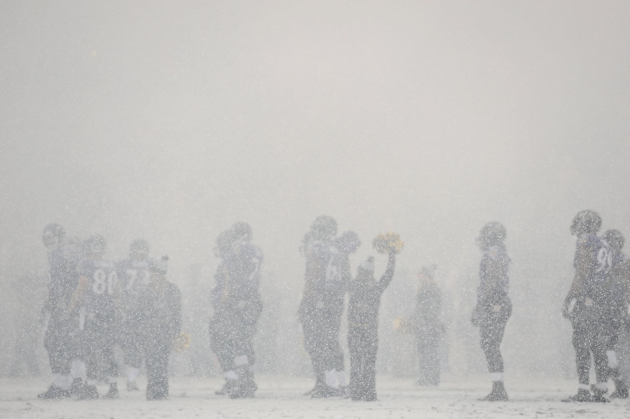 Heavy-snow-fell-during-football-game-bet