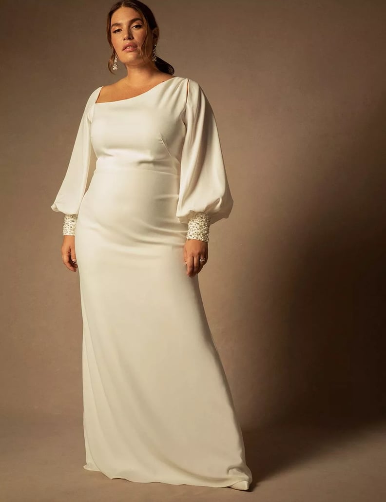 一个优雅的礼服,新娘由Eloquii珍珠袖袍