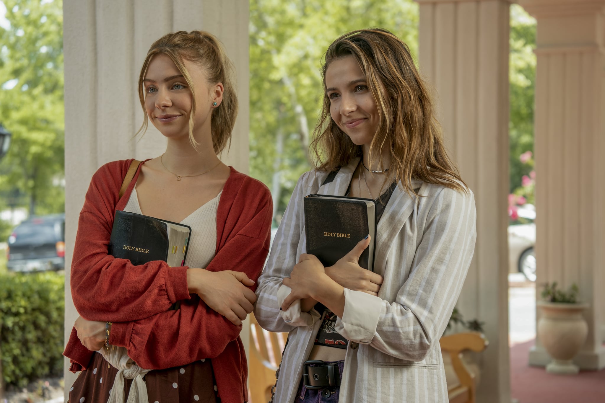 TEENAGE BOUNTY HUNTERS (L to R) MADDIE PHILLIPS as STERLING WESLEY and ANJELICA BETTE FELLINI as BLAIR WESLEY in episode 102 of TEENAGE BOUNTY HUNTERS Cr. TINA ROWDEN/NETFLIX  2020