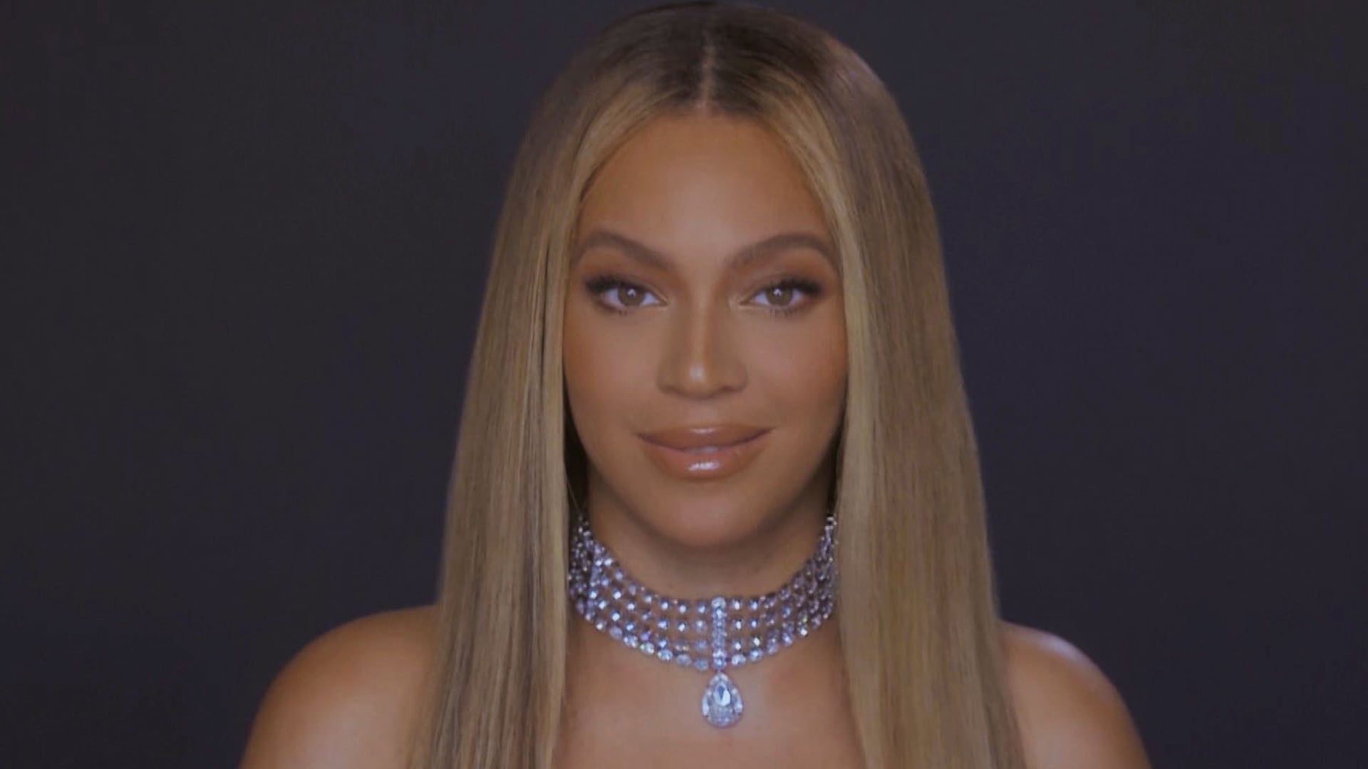 Beyoncé Has an Unexpectedly Festive Chrome French Manicure | POPSUGAR ...