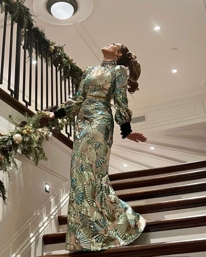 J Lo Wearing a Gucci Hummingbird Maxi Gown on 17 Dec.