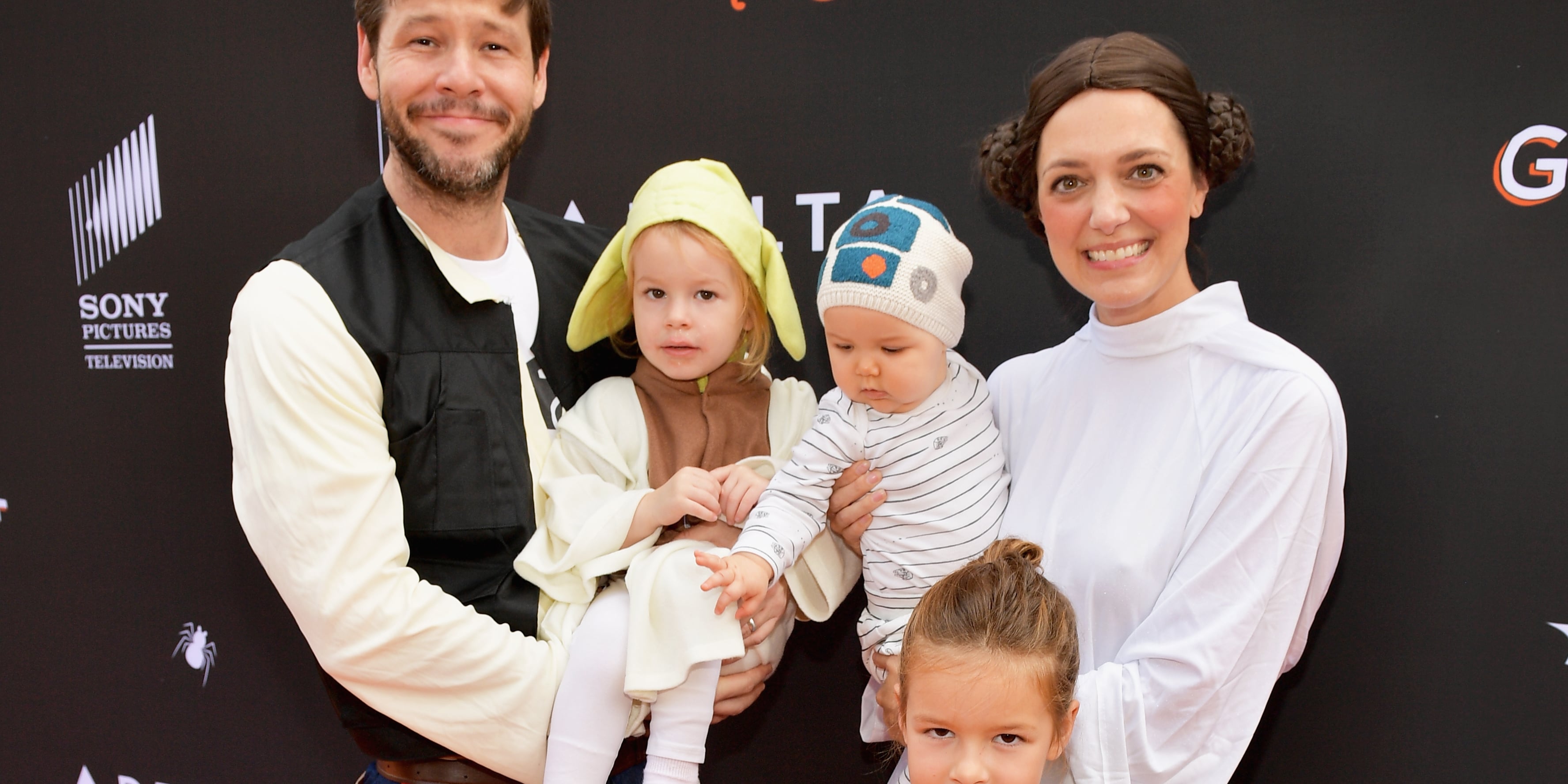 How Many Kids Does Ike Barinholtz Have? PS Family(02)