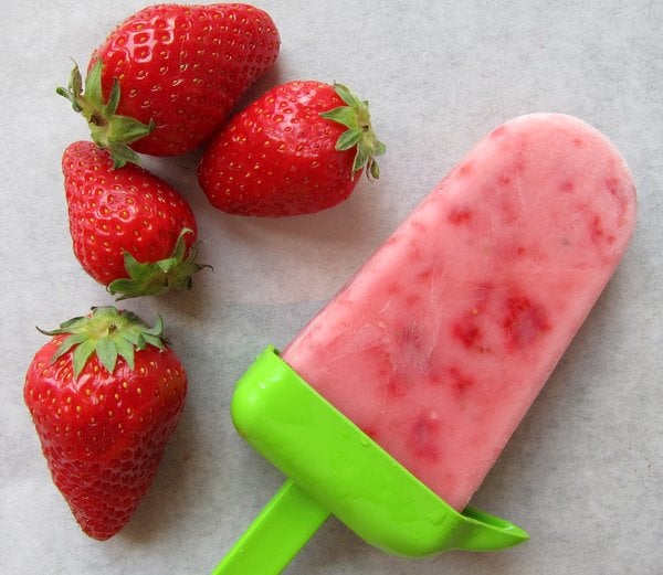 Strawberry Banana Frozen Yogurt Pops