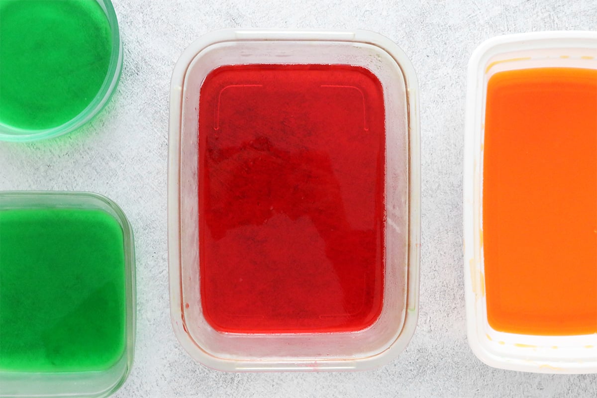 Flavoured gelatin in containers