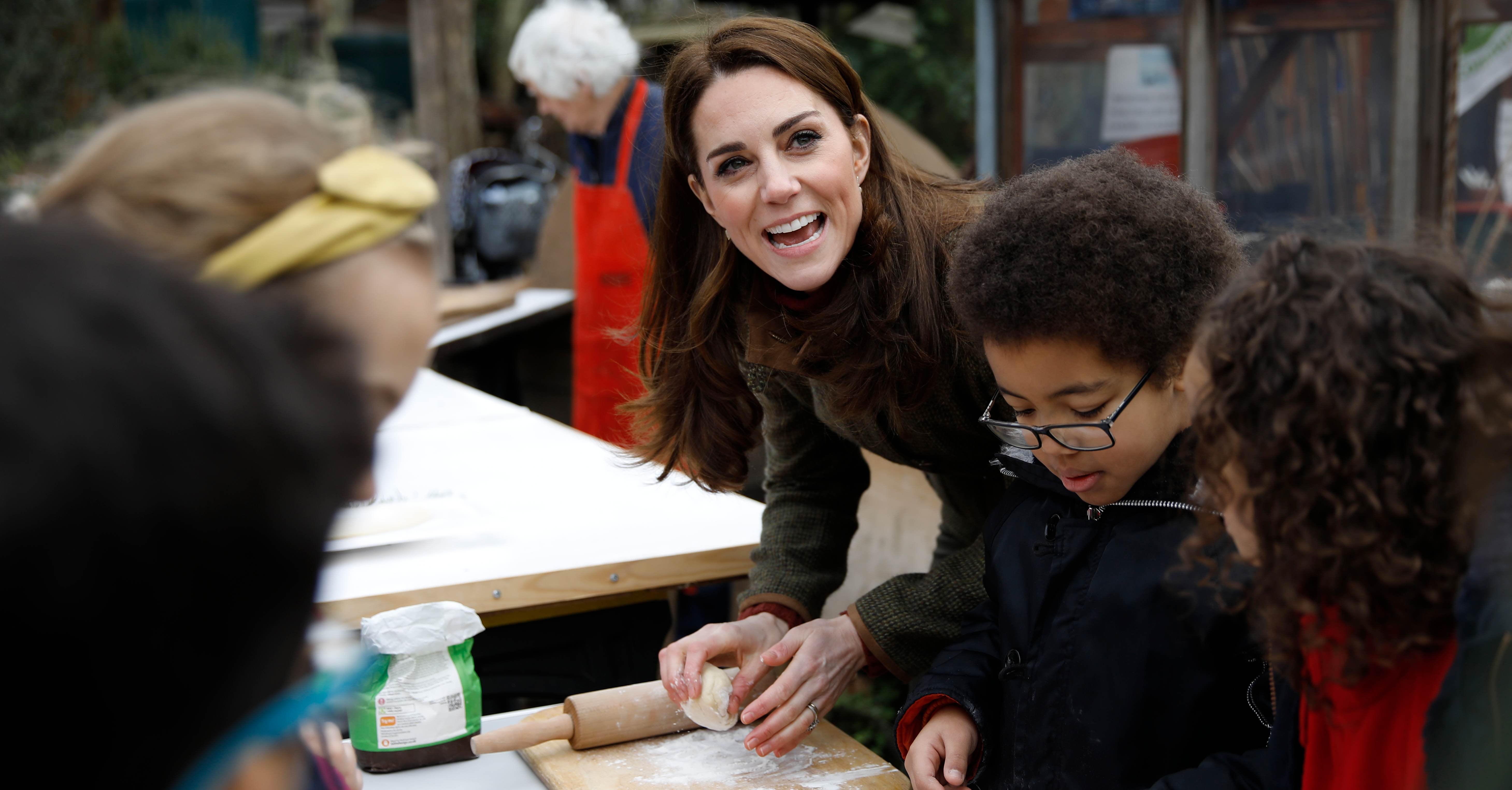 Little Girl Asks Kate Middleton If the Queen Eats Pizza PS Celebrity(02)