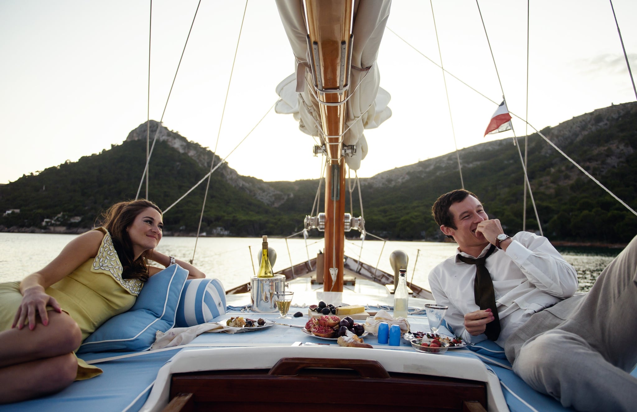 THE LAST LETTER FROM YOUR LOVER, from left: Shailene Woodley, Callum Turner, 2021. ph: Parisa Taghizadeh /  Netflix / Courtesy Everett Collection