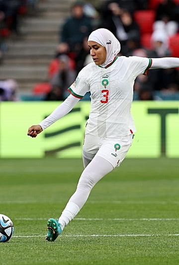 Nouhaila Benzina是第一届世界杯的球员戴头巾