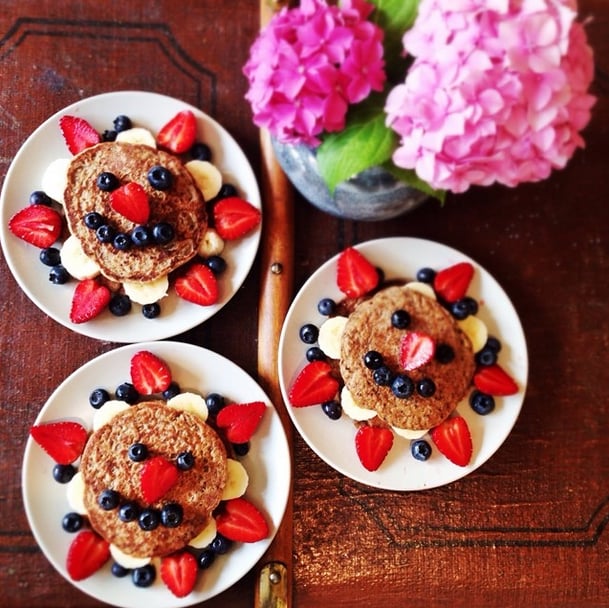 Add chia seeds to your pancakes for added protein and fiber that will help you feel full. Then top your cakes with a smiley face!
Source: Instagram user jellow_